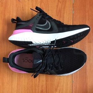 Nike legend react 2 size 8.5 in pink/black/white